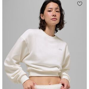 ALO YOGA NWT Cropped Accolade Sweatshirt